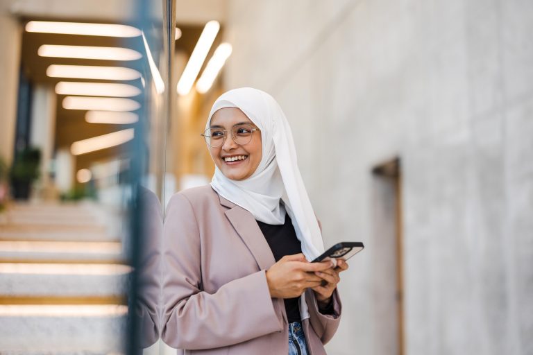 Muslim woman Donating online at Zakat Local